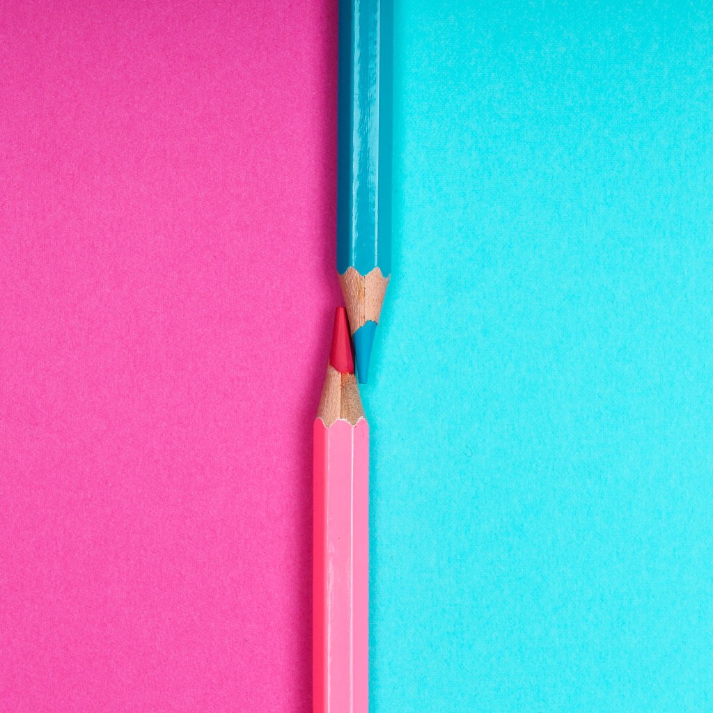 zwei Buntstifte in pink und türkis
